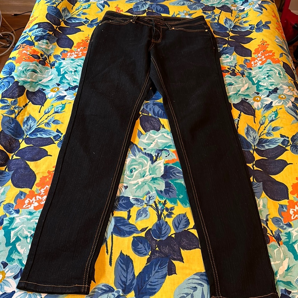 Woman’s rock a wear jeans, skinny.11/12